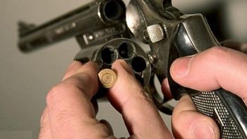 enfermo de celos: obligo a su novia a jugar a la ruleta rusa y se termino matando enfermo de celos: obligo a su novia a jugar a la ruleta rusa y se termino matando