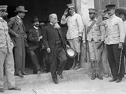 En 1911 llega al puerto de Veracruz el general Bernardo Reyes, después de permanecer varios años en el exilio. En 1911 llega al puerto de Veracruz el general Bernardo Reyes, después de permanecer varios años en el exilio.