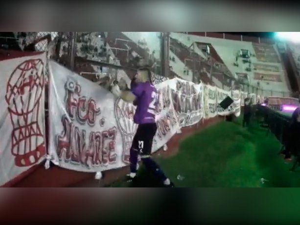 Mariano Andújar agredió a hinchas de Huracán que lo cargaron por su papá fallecido