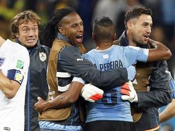 con garra charrua, uruguay gano 2 a 1 y dejo a inglaterra con un pie afuera con garra charrua, uruguay gano 2 a 1 y dejo a inglaterra con un pie afuera