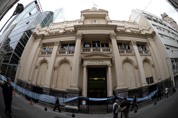 El Central dispuso que bancos reduzcan el total de su posición en moneda extranjera