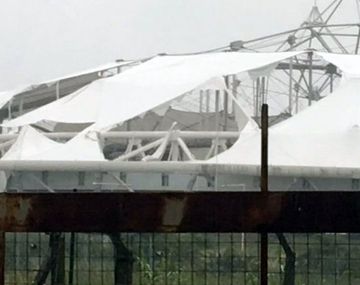 El techo del Estadio Único de La Plata quedó arruinado por el temporal