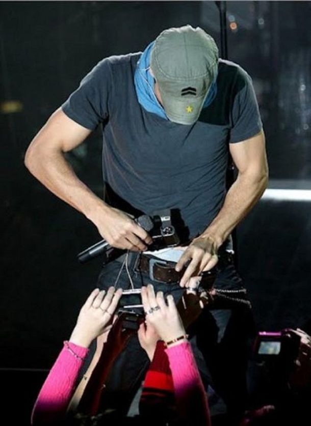 ¿Qué cantante internacional se fotografió sus partes íntimas en un show?