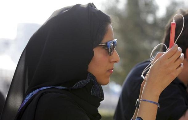 La multaron y la deportaron por revisar el celular de su esposo