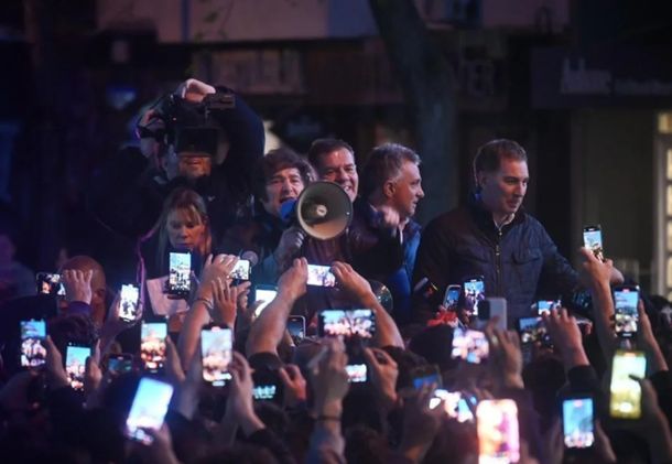 Tensión con Javier Milei y Diego Santilli en Mar del Plata: la recorrida duró media cuadra