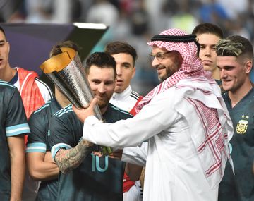 Lionel Messi recibe el trofeo por ganar el Superclásico de las Américas