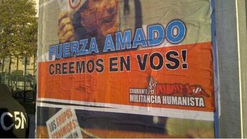 Carteles en la puerta de los tribunales de Comodoro Py Carteles en la puerta de los tribunales de Comodoro Py