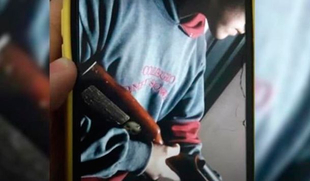 Un adolescente mostró armas para asustar a sus compañeros de curso