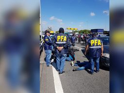 Un hombre se tiró de la autopista porque lo perseguía la policía y murió