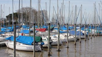 encuentran un velero sin tripulantes en el rio de la plata encuentran un velero sin tripulantes en el rio de la plata