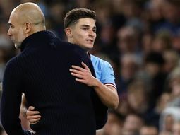 La contundente despedida de Pep Guardiola a Julián Álvarez: Espero que pueda encontrar...