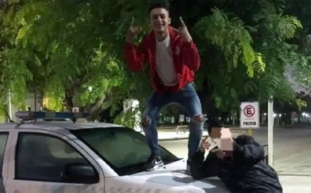Se montó en el capot de un patrullero, se sacó una foto que fue viral y lo citó la Justicia