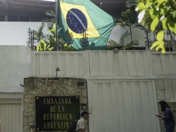 Papelón diplomático: el gobierno de Javier Milei retiene ua bandera de Brasil y Lula la reclama