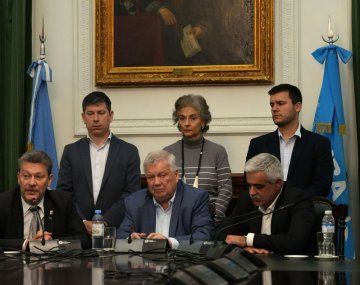 De izquierda a derecha: el presidente del CIN, Oscar Alpa; el rector de la UBA, Ricardo Gelpi y el vicepresidente del CIN, Franco Bartolacci
