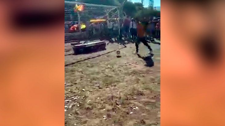 Velorio viral: le patearon penales a un muerto en un cajón