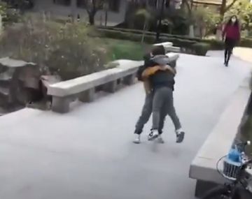China: el emotivo momento en que dos amigos se encuentran después de tres meses de cuarentena en Beijing