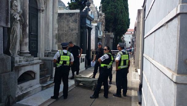 Cementerio de la Recoleta: una estatua aplastó a un español