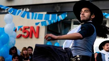 con baile y musica, c5n festejo los 200 anos de la independencia