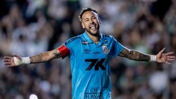 gracias a un hat-trick de neymar, santos revivio y salio de la zona de descenso en el brasileirao gracias a un hat-trick de neymar, santos revivio y salio de la zona de descenso en el brasileirao