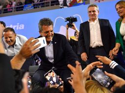 El ministro de Economía de Argentina, Sergio Massa, durante un acto de campaña por la Presidencia. El ministro de Economía de Argentina, Sergio Massa, durante un acto de campaña por la Presidencia.