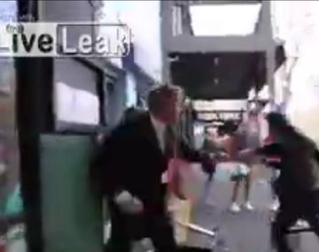 Mirá cómo atacaron a un periodista en Australia