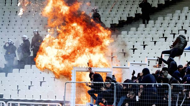 Tiraron una molotov en un partido de la Champions League y se jugó igual
