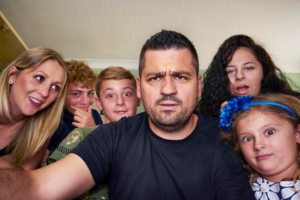 El policía puso una cámara en su casa y lo que descubrió fue desagradable