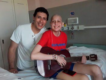 José González fue denunciado por comprar una casa con las donaciones para el tratamiento de leucemia de su hijo.