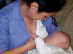 una policia amamanto a un bebe que estaba sin su mama y no paraba de llorar una policia amamanto a un bebe que estaba sin su mama y no paraba de llorar