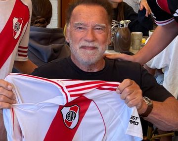 Terminator es de River: la foto viral de Arnold Schwarzenegger con la camiseta del Millonario