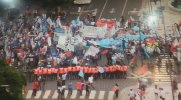 Incidentes en Av. 9 de Julio y Av. de Mayo entre la Policía y manifestantes