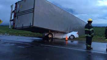 impresionante choque en ruta 9: un camion aplasto un auto impresionante choque en ruta 9: un camion aplasto un auto
