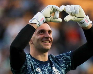 Dibu Martínez sorprendió al elegir un estadio argentino como su favorito