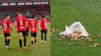Bronca: hinchas de Independiente lanzaron comida para perros a los jugadores tras el primer gol ante Platense Bronca: hinchas de Independiente lanzaron comida para perros a los jugadores tras el primer gol ante Platense