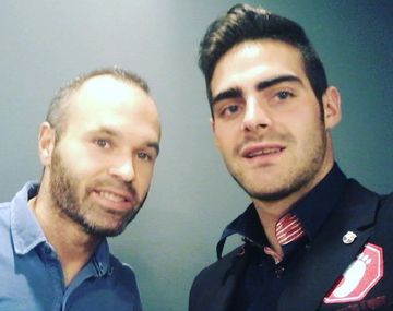 Iniesta, junto al árbitro Tomillero