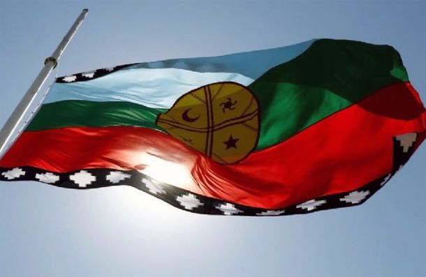 Polémica en San Martín de los Andes: en una escuela prohibieron izar la bandera mapuche
