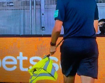 Insólito: usaron un chaleco como banderín en Chile-Argentina