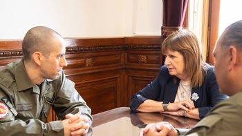 Aun sin reconocer los esfuerzos de la AFA, Bullrich recibió al gendarme Nahuel Gallo