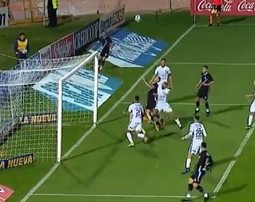 El escandaloso penal que no le cobraron a Arsenal en el cierre de la segunda fecha