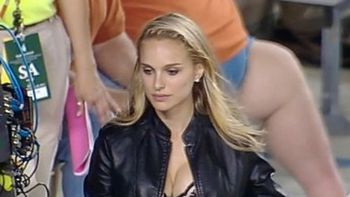 la maternidad le sento bien a su escote la maternidad le sento bien a su escote