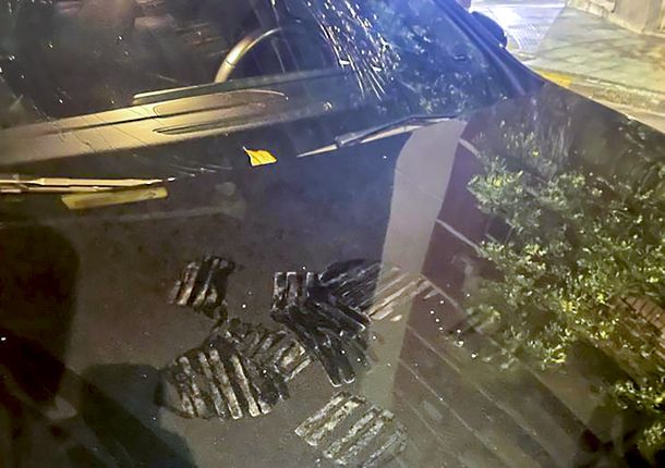 Salvio dice que su ex mujer subió al capó del auto y le pateó el parabrisas hasta astillarlo