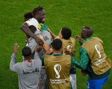Senegal le ganó 3-1 a Qatar y eliminó al anfitrión