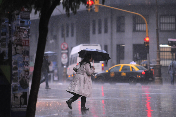 Rige un alerta meteorológico por tormentas en la Capital