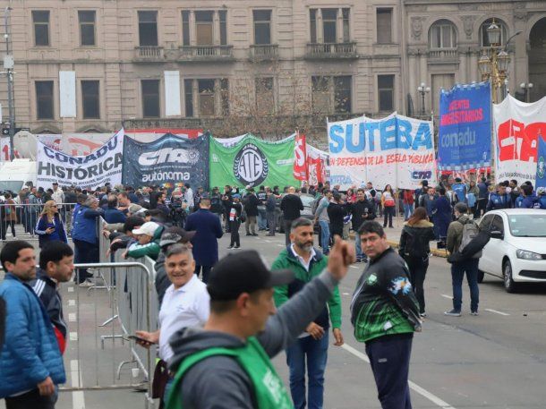 Concentración frente al Congreso en contra de la Ley Bases Concentración frente al Congreso en contra de la Ley Bases