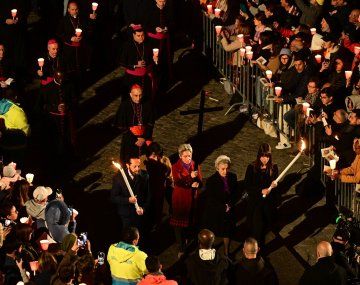 La noche romana y el Coliseo en medio del Vía Crucis 2025.