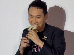 Justin Sun se comió la banana de los millones de dólares. Justin Sun se comió la banana de los millones de dólares.