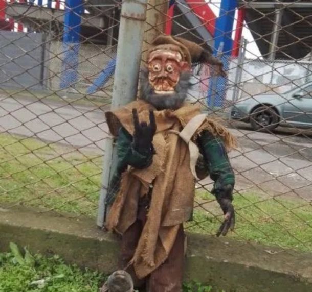 Los extraños muñecos que aparecieron en las inmediaciones del estadio de San Lorenzo