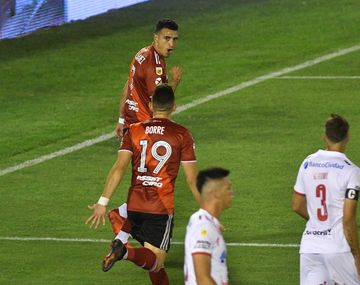 River venció a Huracán y lidera el grupo A de la fase Campeonato