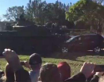 Senador aplastó un auto con un tanque