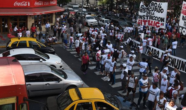 Los movimientos sociales planean pasar la noche en la Nueve de Julio
